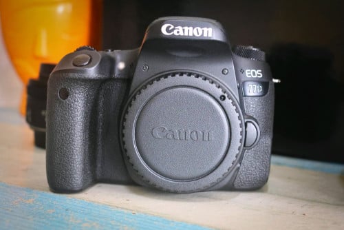 Canon 77D + lense 18-135mm