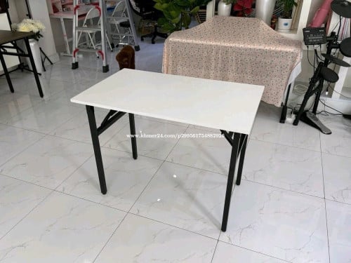 Folding table