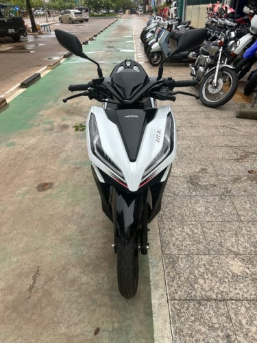 Honda Click 2021y ម៉ូតូសន្នុំ ម៉ាស៊ីនស្អាតអត់រើរៀប តម្លៃពិសេស