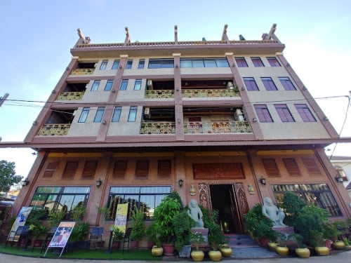 Hotel for rent and open near pub street / សណ្ឋាគារសម្រាប់ជួល និងបើកនៅជិតផ្លូវផាប់ស្រ្ទីត