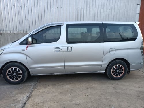HYUNDAI Starex 2009 For Rent /出租