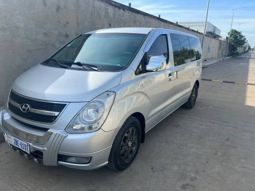 HYUNDAI Starex 2010 For Rent /出租