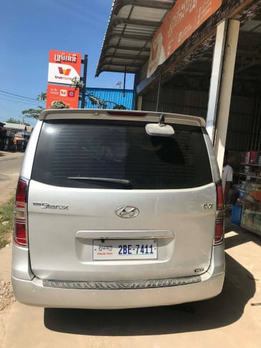 HYUNDAI Starex 2010 For Rent /出租