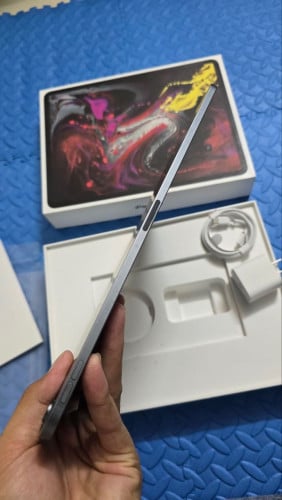 I pad pro 12.9 /2018/256G wifi 99% 369$