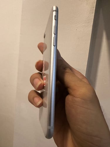 iPhone 8 64G ស្អាតម៉ាជុំ 18$ មានស្គេន