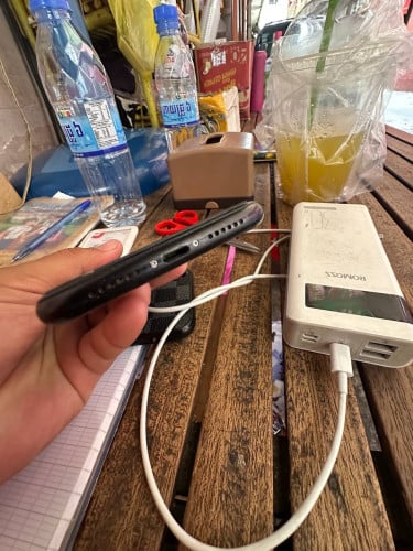 iPhone XR 64G 70$