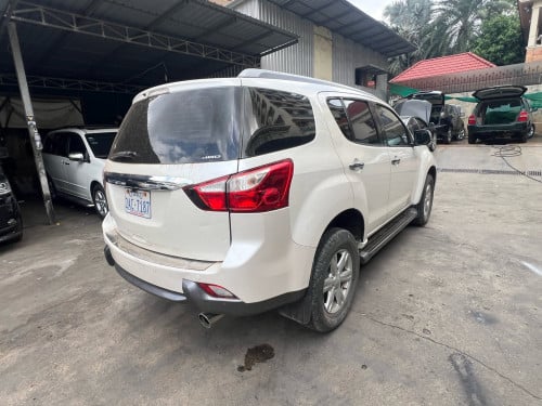 Isuzu Mu.X ឆ្នាំ 2015 ម៉ាស៊ីន ម៉ាស៊ូត សំណុំសុីន សាងបាន