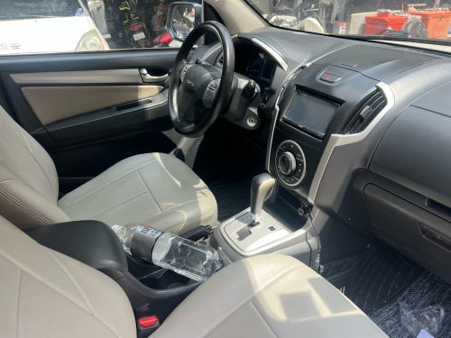 Isuzu Mu.X ឆ្នាំ 2015 ម៉ាស៊ីន ម៉ាស៊ូត សំណុំសុីន សាងបាន