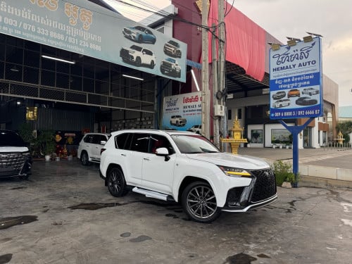 Lexus Lx600 F-Sport 2022 Full Options ទ្វារបុឺតអូតូ 4 ទ្វារ 2 keys ម៉ាស៊ីន : V6 3.5L Twin Turbo