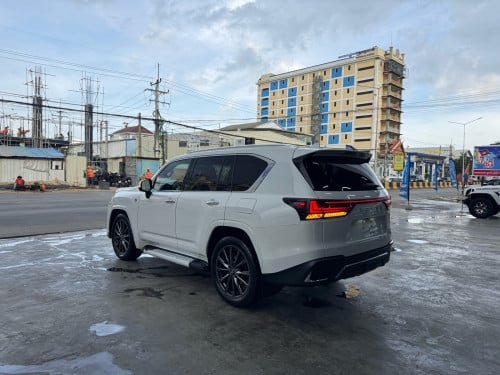 Lexus Lx600 F-Sport 2022 Full Options ទ្វារបុឺតអូតូ 4 ទ្វារ 2 keys ម៉ាស៊ីន : V6 3.5L Twin Turbo