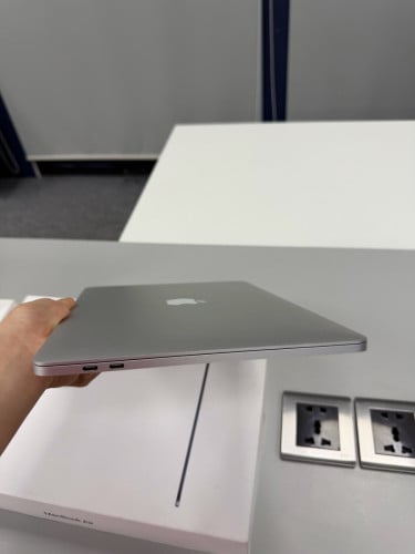 Macbook Pro 2019 (touch bar) condition 99% លក់ 339$