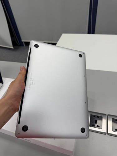 Macbook Pro 2019 (touch bar) condition 99% លក់ 339$