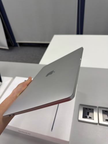 Macbook Pro 2019 (touch bar) condition 99% លក់ 339$