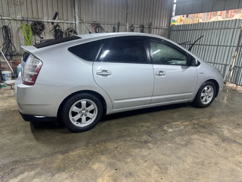 Prius 07 ពាក់កណ្តាលហ្វូលព៌ណប្រាក់ធានាឡានស្អាតអត់ដូរពណ៌អត់កាត់តឡានស្អាត