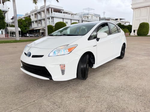 Prius 2013 (ថ្មីណាស់)