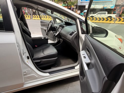 Prius V 2012” Prius សន្លឹកពន្ធ #Option : Full 5” Laser #Color: សកាំមៃ ក្នុង ប្រផេះ ស្បែកទន់ហ្សុិន