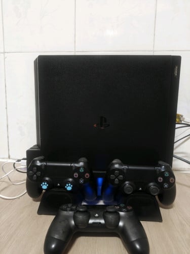 Ps4 pro 1 + hhd 1T =2T controller 3
