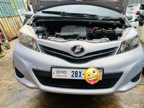 Toyota Vitz 012 smart key full option
