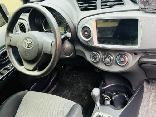 Toyota Vitz 012 smart key full option