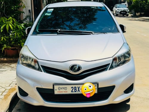 Toyota Vitz 012 smart key full option