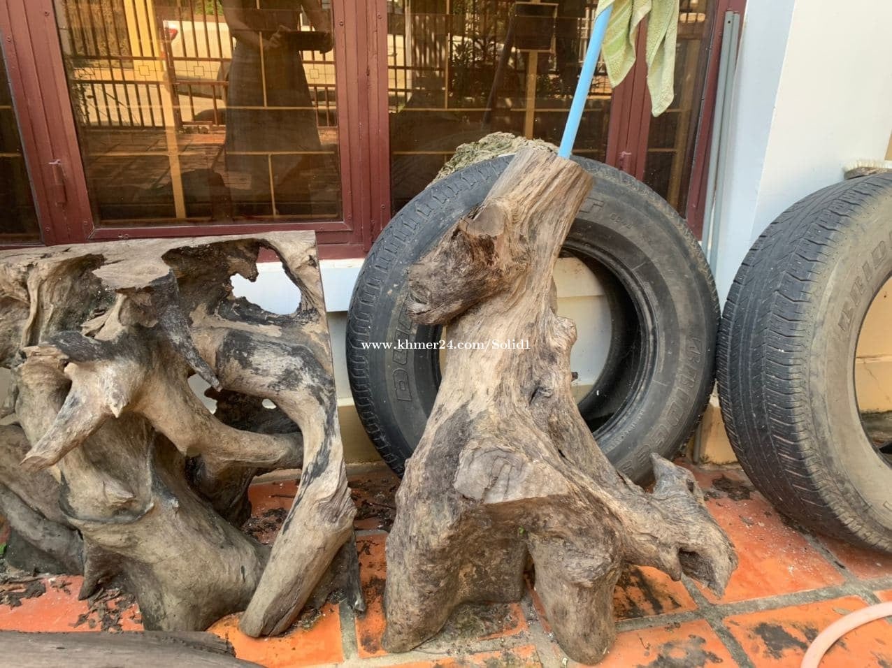 ឬសខ្លឹមឈើសំរាប់ឆ្លាក់ធ្វើរូបផ្សេងៗលក់