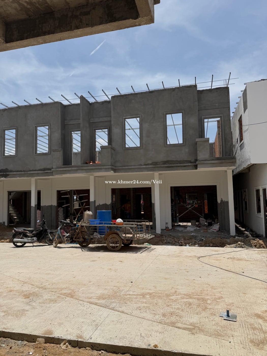 ផ្ទះលក់បន្ទាន់10000$បុរីកំពុងសាងសង់២ខែទៀតចូលរស់នៅបាន