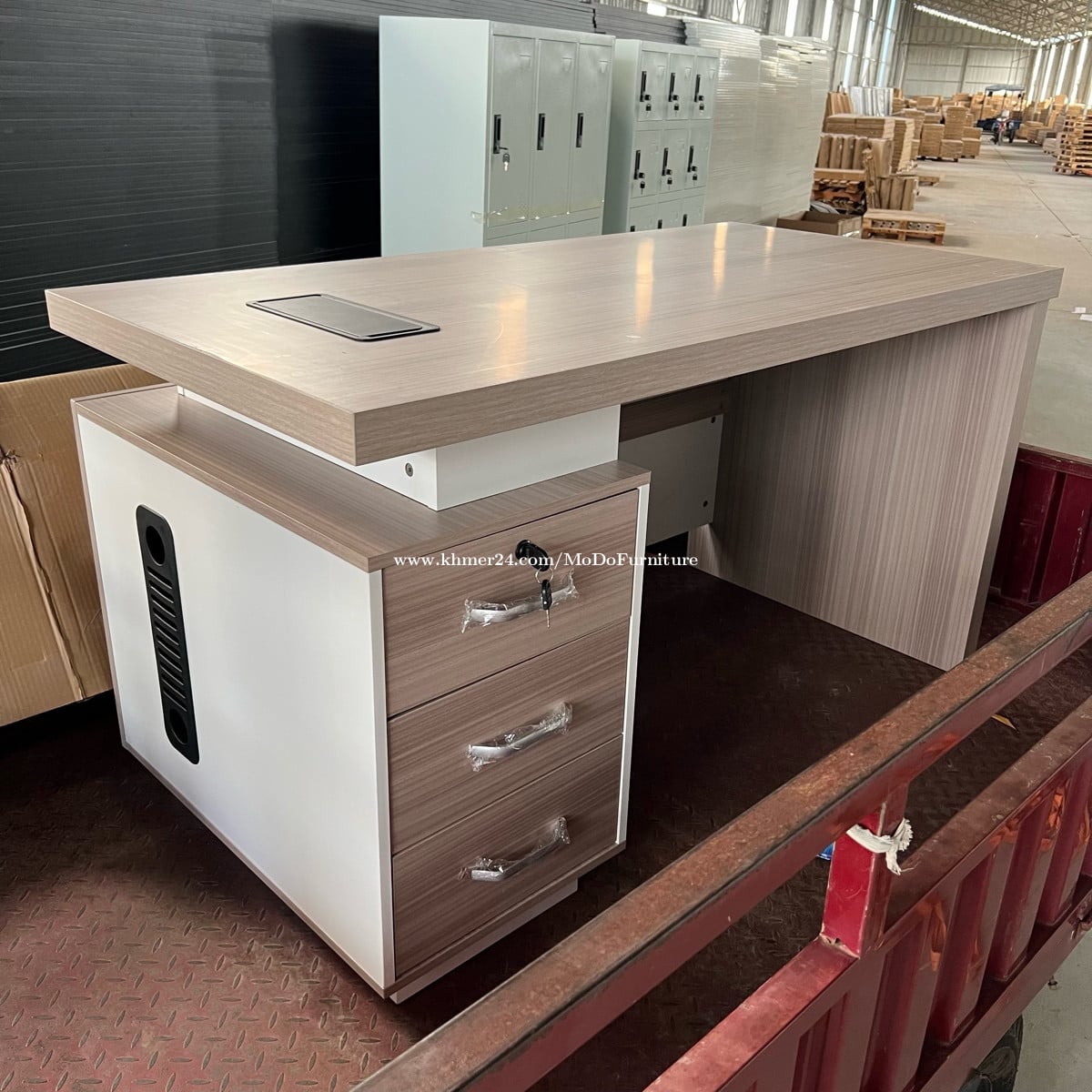 តុការិយាល័យ 140 x 70 x 75cm ហ្វ្រីដឹកតម្លើង