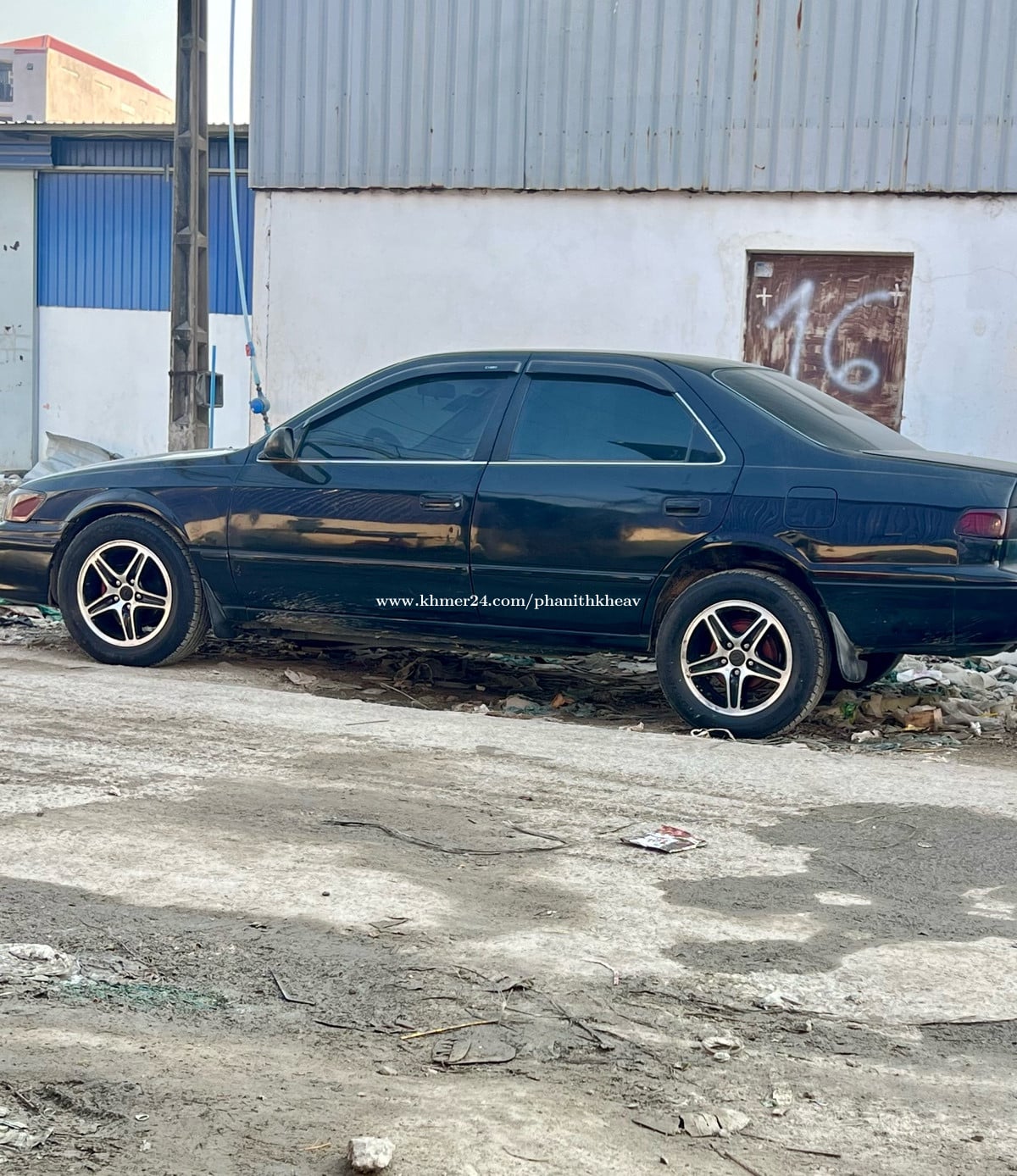 យ៉ាន់និងសំបកលក់ 215 60 R16