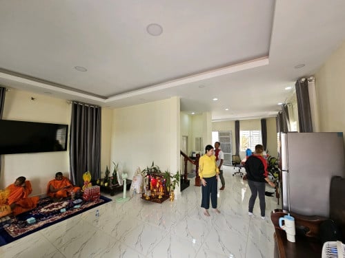 ផ្ទះវីឡាទោលដំបូលប្រក់ក្បឿង ជិតបឹងកប់ស្រូវ