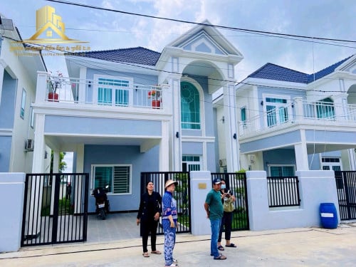 ផ្ទះវីឡាទោលដំបូលប្រក់ក្បឿង ជិតបឹងកប់ស្រូវ