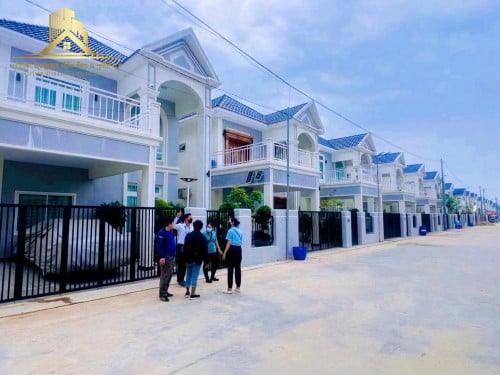 ផ្ទះវីឡាទោលដំបូលប្រក់ក្បឿង ជិតបឹងកប់ស្រូវ