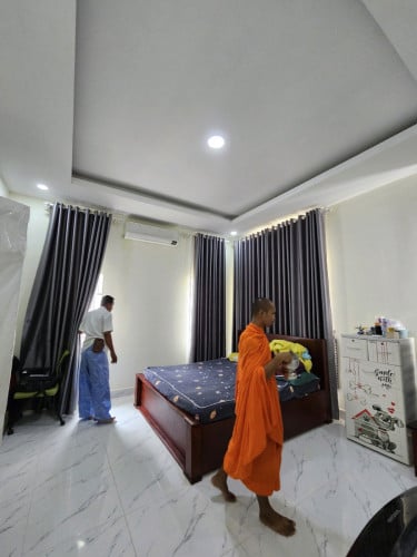 ផ្ទះវីឡាទោលដំបូលប្រក់ក្បឿង ជិតបឹងកប់ស្រូវ