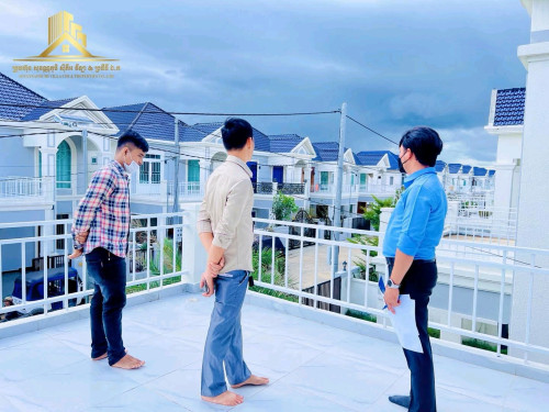 ផ្ទះវីឡាទោលដំបូលប្រក់ក្បឿង ជិតបឹងកប់ស្រូវ