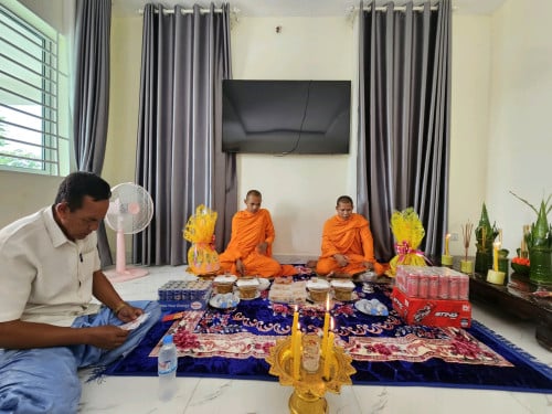 ផ្ទះវីឡាទោលដំបូលប្រក់ក្បឿង ជិតបឹងកប់ស្រូវ