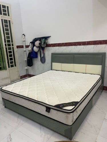 គ្រែមួយទឹកថ្មីស្អាត
