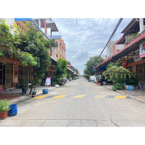 ផ្ទះលក់ ទីតាំងក្នុងបុរីពិភពថ្មី ផ្សារត្រពាំងថ្លឹង