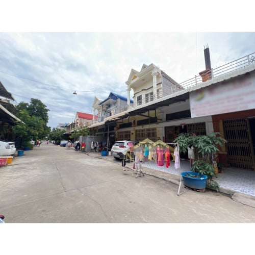 ផ្ទះលក់ ទីតាំងក្នុងបុរីពិភពថ្មី ផ្សារត្រពាំងថ្លឹង