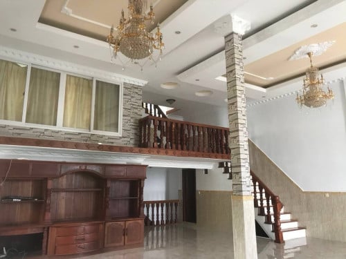 ផ្ទះអាជីវកម្មលើផ្លូវ ទ្រី ហេង