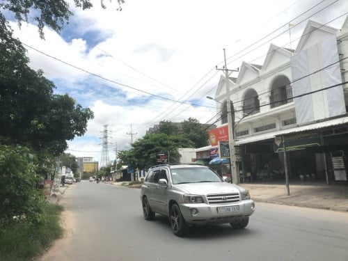 ផ្ទះអាជីវកម្មលើផ្លូវ ទ្រី ហេង