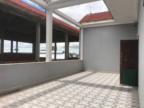 ផ្ទះអាជីវកម្មលើផ្លូវ ទ្រី ហេង