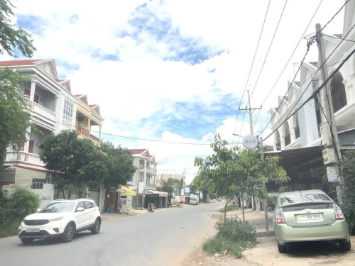 ផ្ទះអាជីវកម្មលើផ្លូវ ទ្រី ហេង