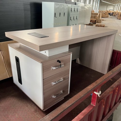 តុការិយាល័យ 140 x 70 x 75cm ហ្វ្រីដឹកតម្លើង