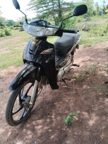 លក់ម៉ូតូស្អាតតម្លៃទន់ៗ 145$$ចចារម៉ូតូម៉ាស៊ីនស្អាត(ធ្លាបប៉ះខាងក្រោយបន្ដិចមិនប៉ះពាល់ដល់ម៉ាស៊ីនទេ)