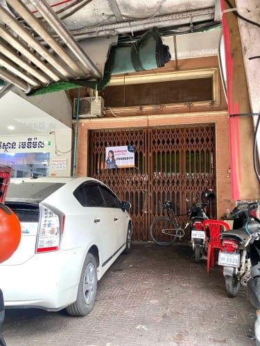 ផ្ទះល្វែងលក់បន្ទាន់ នៅលើផ្លូវ200