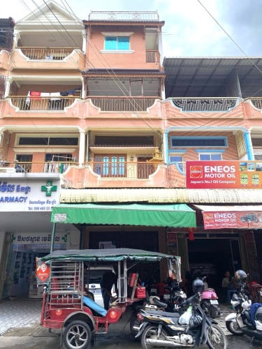 ផ្ទះល្វែងលក់បន្ទាន់ នៅលើផ្លូវ200