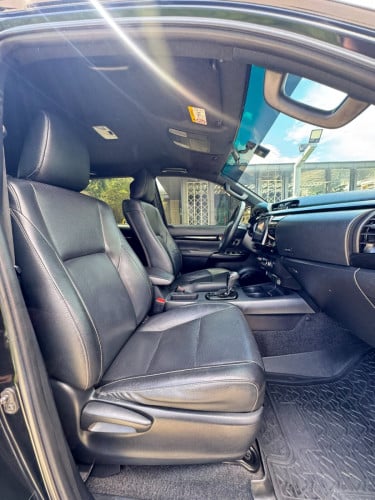 តម្លៃ 3មុឺនជាង 2020 Toyota Hilux Revo ពណ៌ខ្មៅ