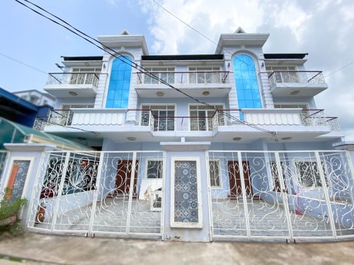 ផ្ទះជួល នៅអូរ5 ! មាន 3 ល្វេងសម្រាប់ជួល រឺ លក់ ទីតាំងមហាល្អបងៗក្បែឆ្នេរ House for RENT/SALE! 房子出租出售