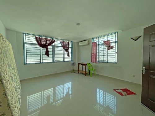 ផ្ទះល្វែង (កែង) ក្នុងបុរី ជ័យជំនះ (ជិតស្តុបលូប្រាំ) ត្រូវការលក់បន្ទាន់ខ្លាំង (កូដ: A05-059869)