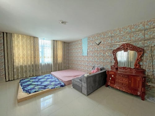 ផ្ទះល្វែង (កែង) ក្នុងបុរី ជ័យជំនះ (ជិតស្តុបលូប្រាំ) ត្រូវការលក់បន្ទាន់ខ្លាំង (កូដ: A05-059869)