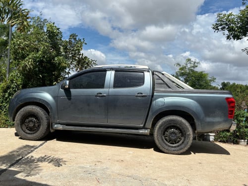 លក់Isuzu dmax 2012 17000$ចចារ ភ្នំពេញ 2BS (អូតូកាប់ពីតាស ស្តាំកែ)
